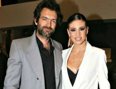 Αθηνά Οικονομάκου - Φίλιππος Μιχόπουλος: Μας ευχήθηκαν αγκαλιά με το μωρό τους (φωτό)